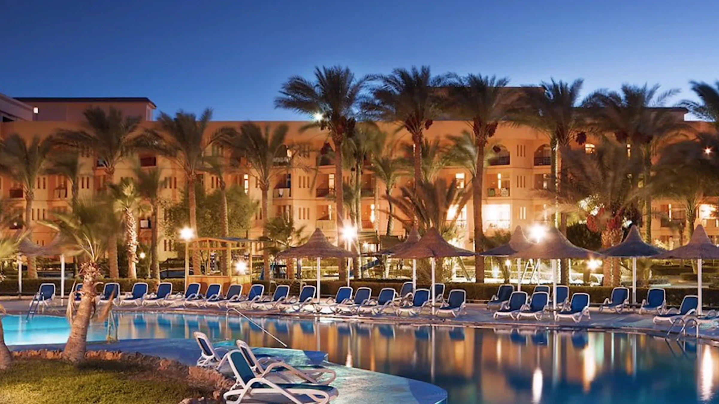 Pool des Giftun Azur Resort am Abend