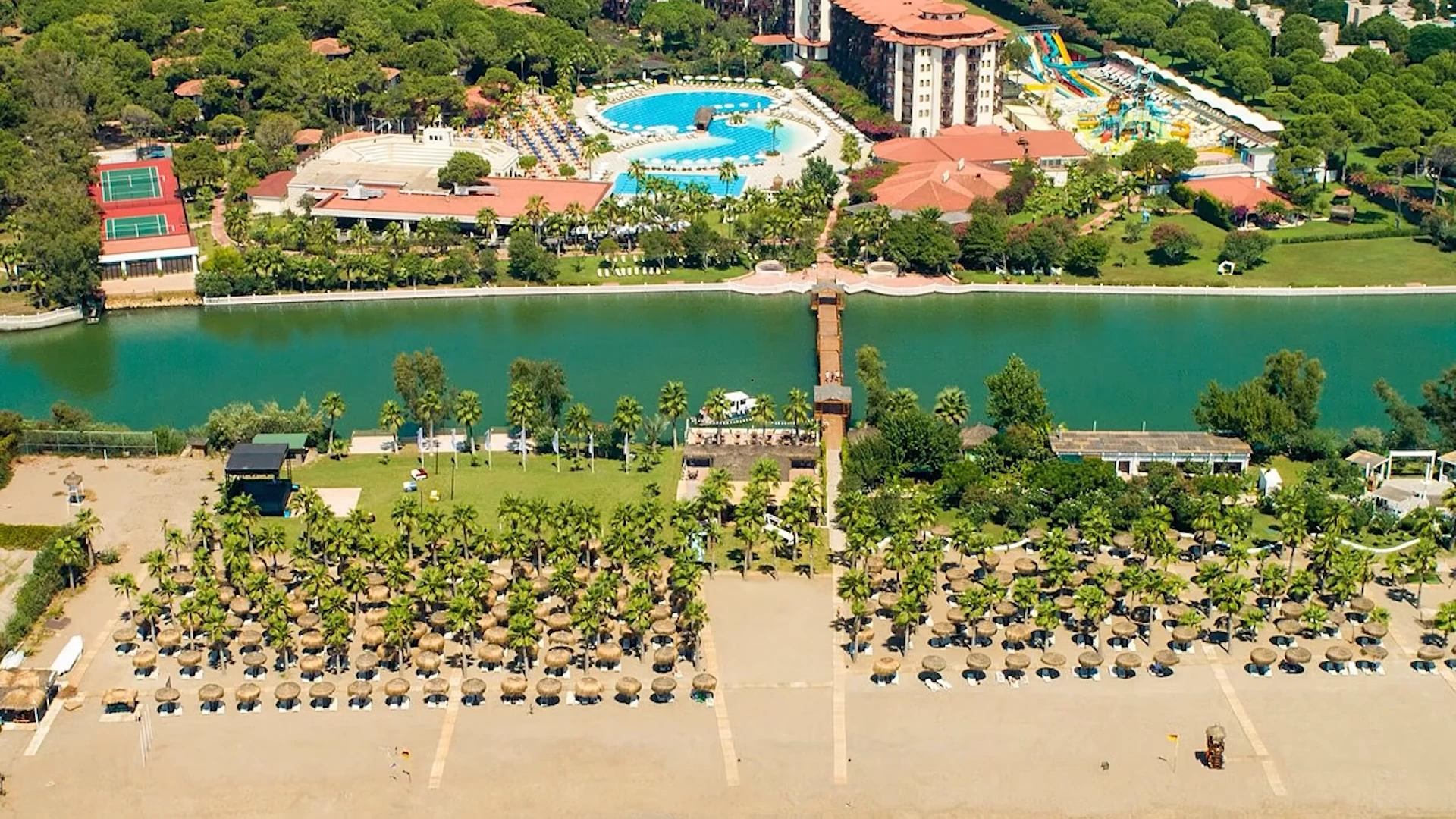 Hotelanlage, Flussbrücke und Sandstrand – Selectum Family Resort Belek