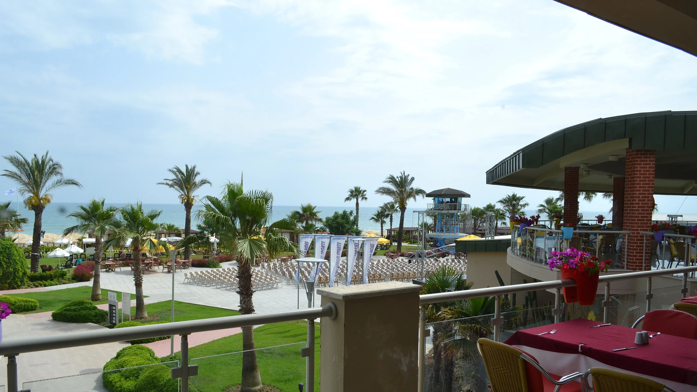 Pine Beach Belek an der Türkischen Riviera – Terrasse mit Blick Richtung Meer