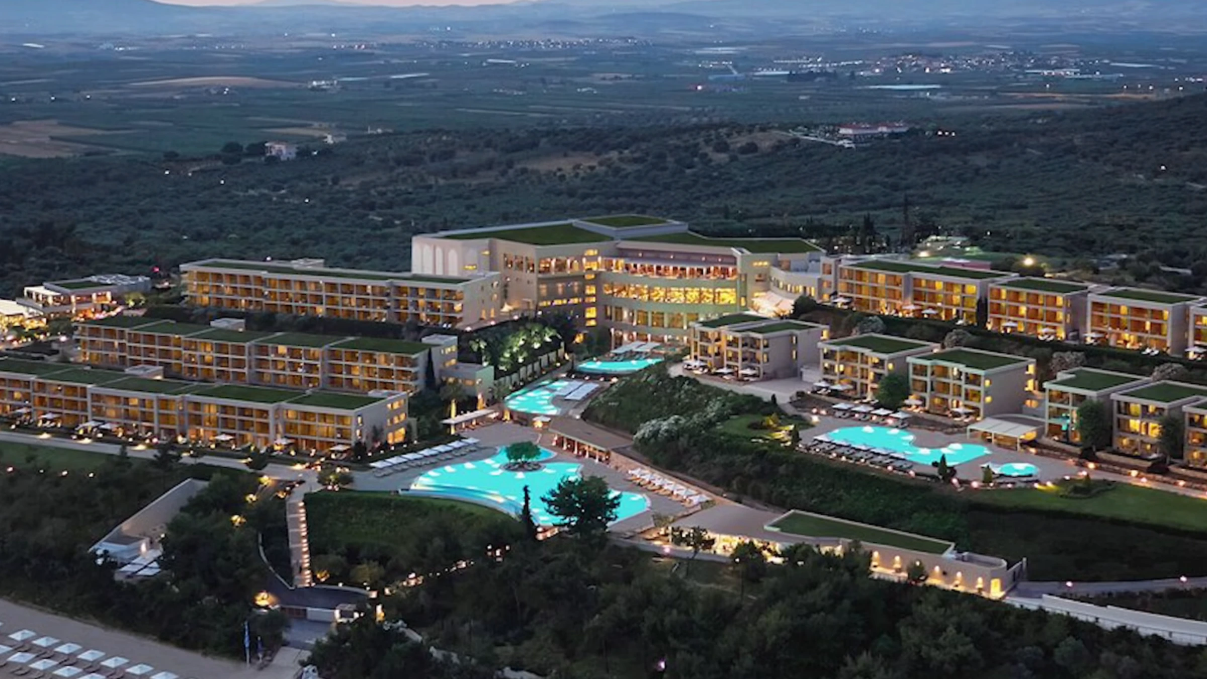 Ikos Oceania mit Poollandschaft und Meer aus der Luft