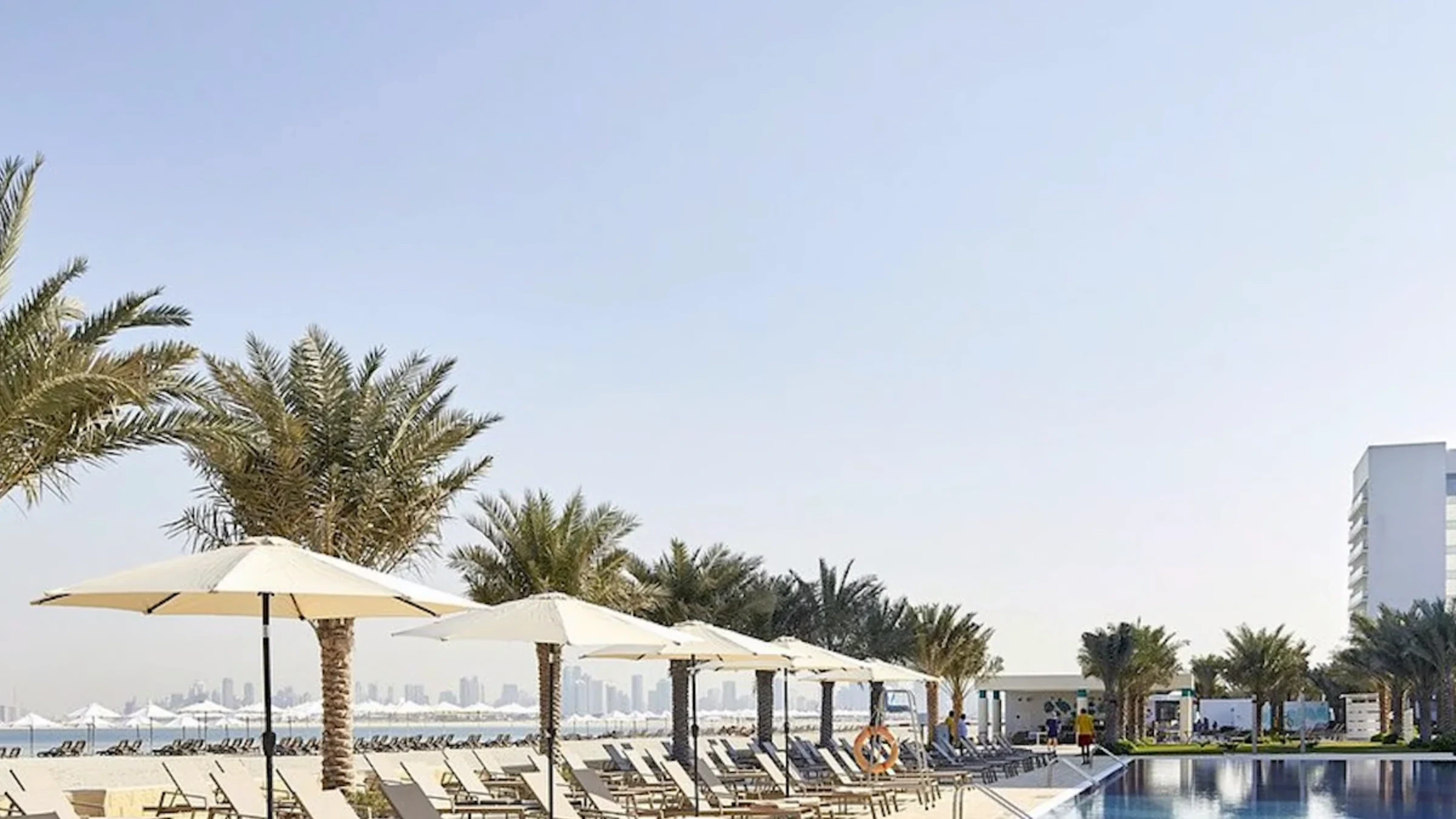 Pool und Palmen im Hotel Riu Dubai