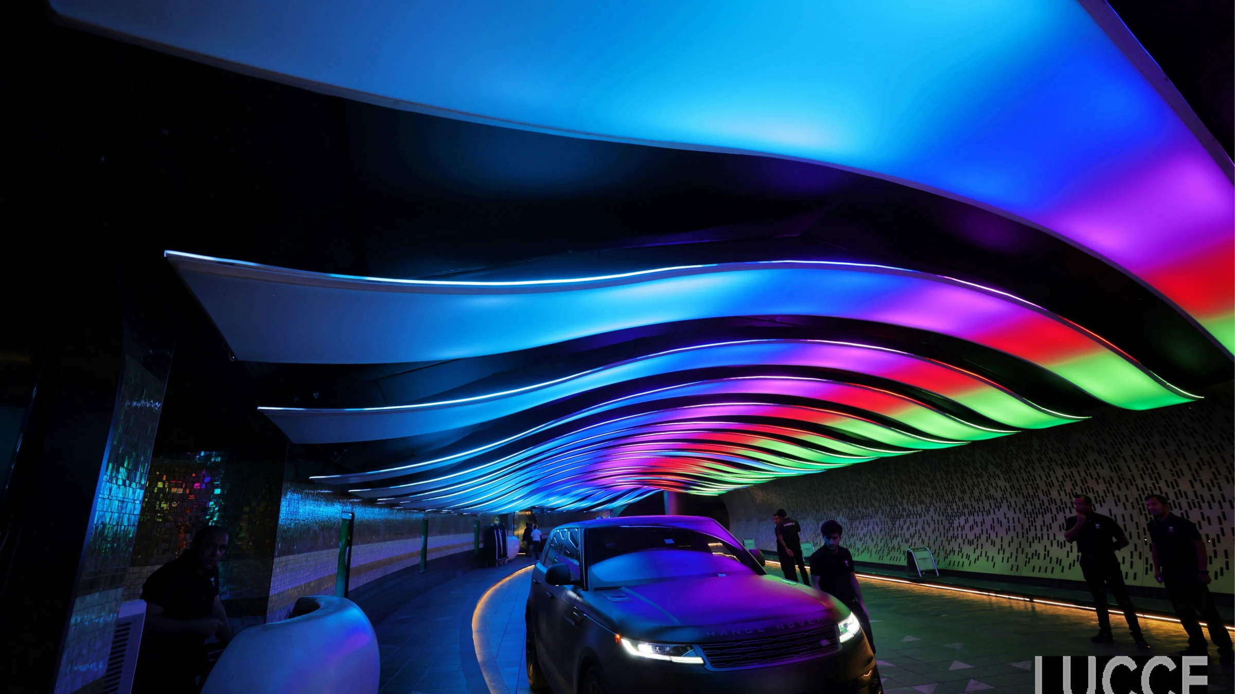 Liquid-Sky-Installation an der Vorfahrt des W Dubai – The Palm