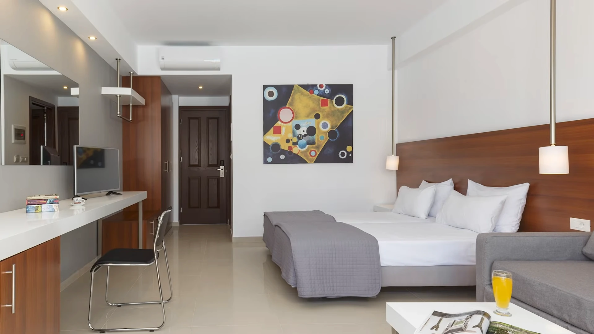 Helles Doppelzimmer mit Sitzbereich