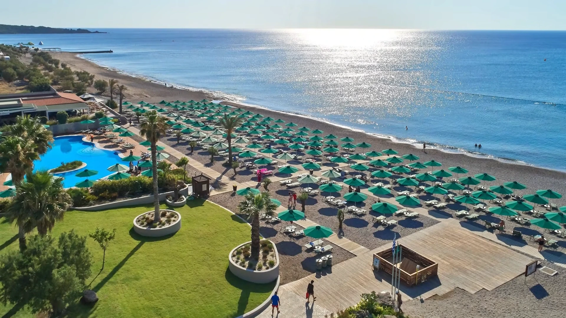 Pools und Strand der Costa-Lindia-Anlage