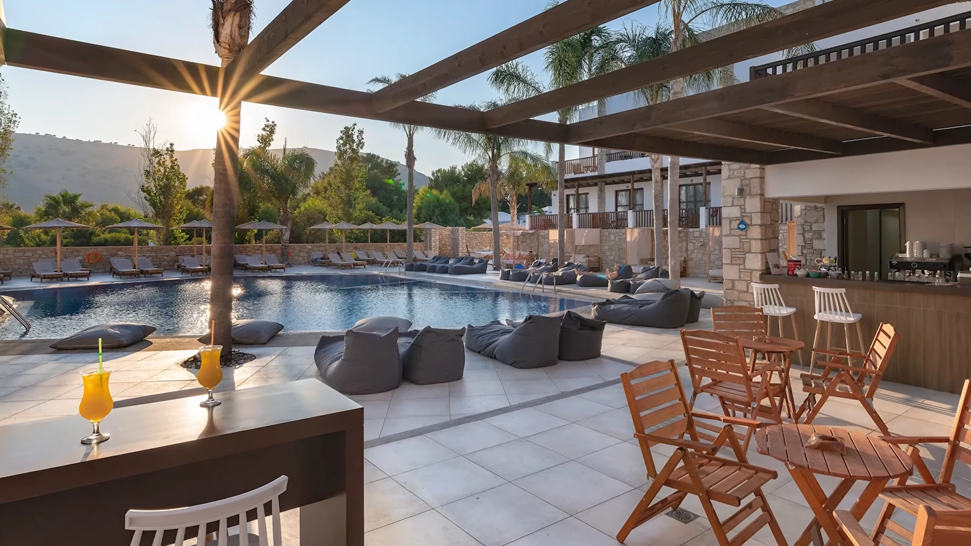 Poolbar und Terrasse