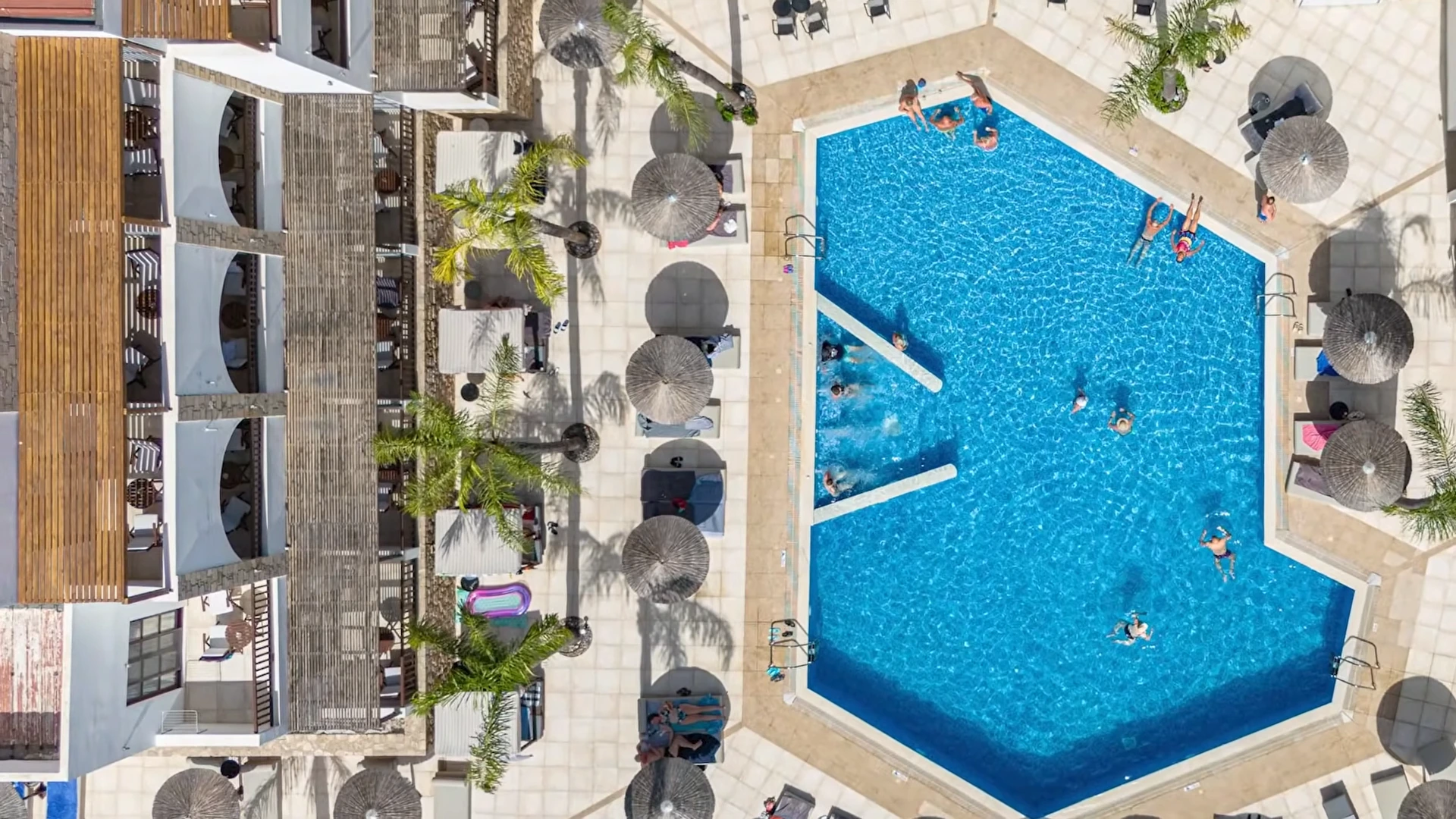 Pool aus der Vogelperspektive