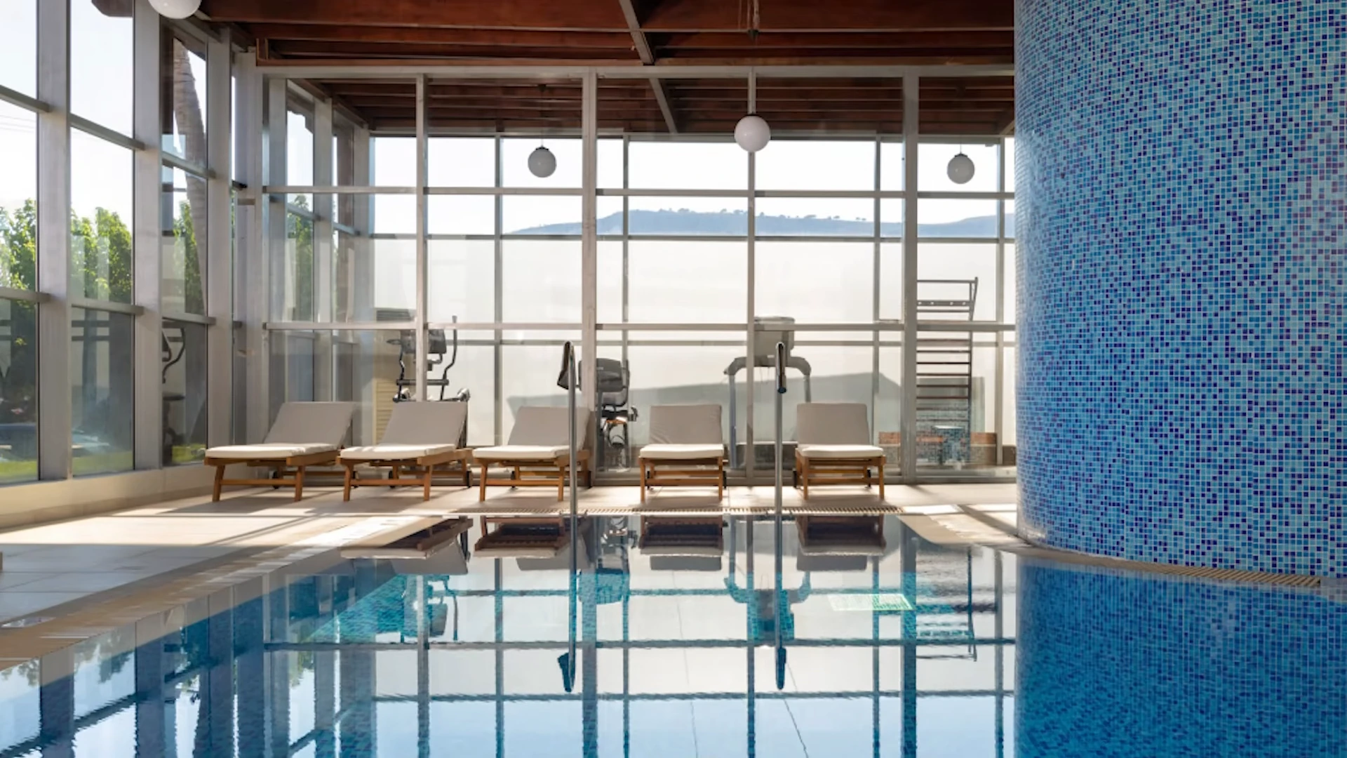 Innenpool im Wellnessbereich