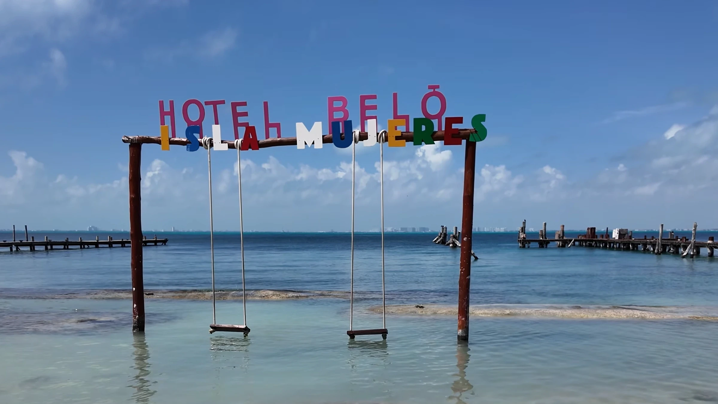 Hotel Beló Isla Mujeres mit Schaukeln am flachen Karibikstrand