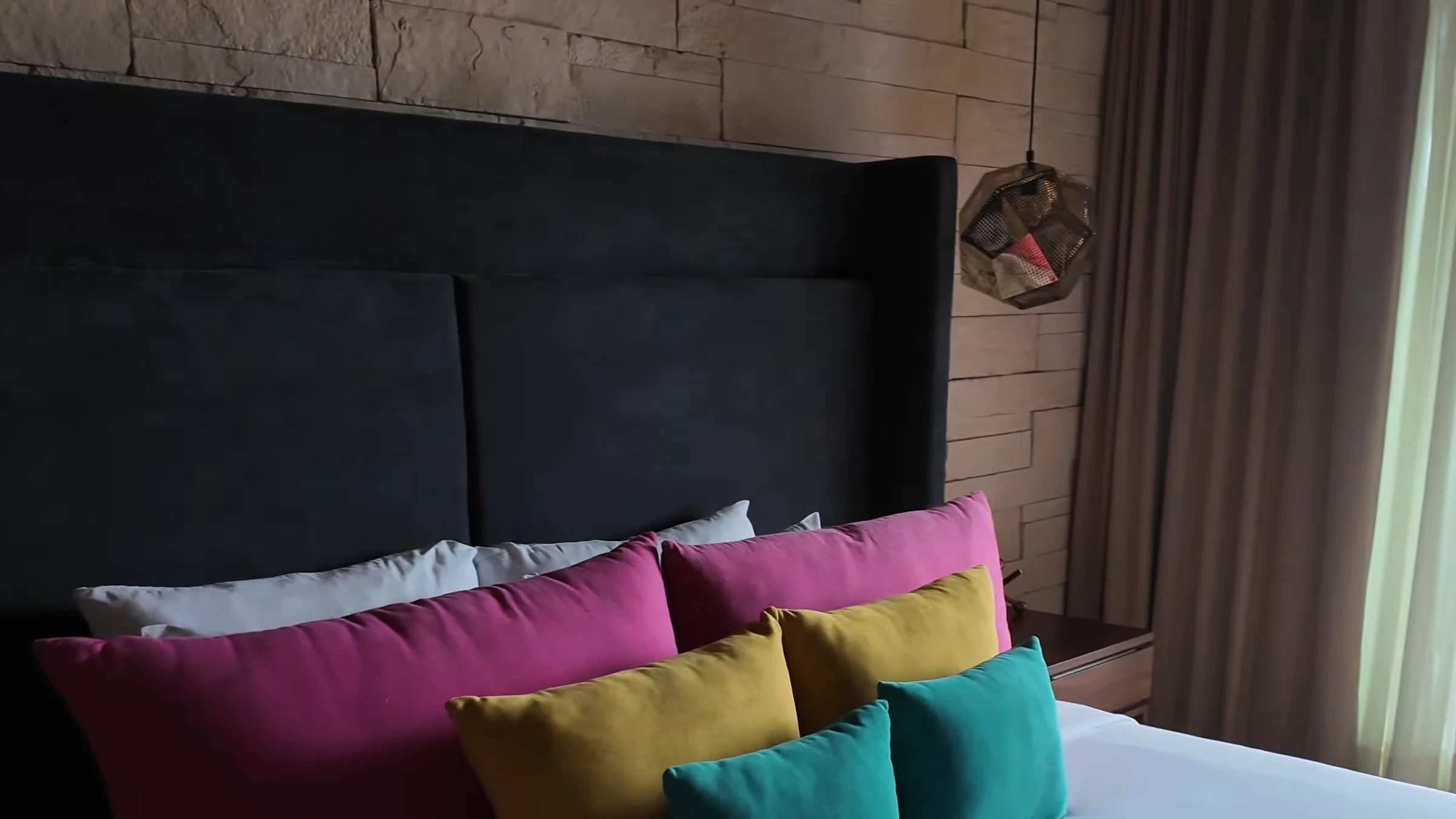 King-Zimmer mit farbigen Kissen im Hotel Beló Isla Mujeres