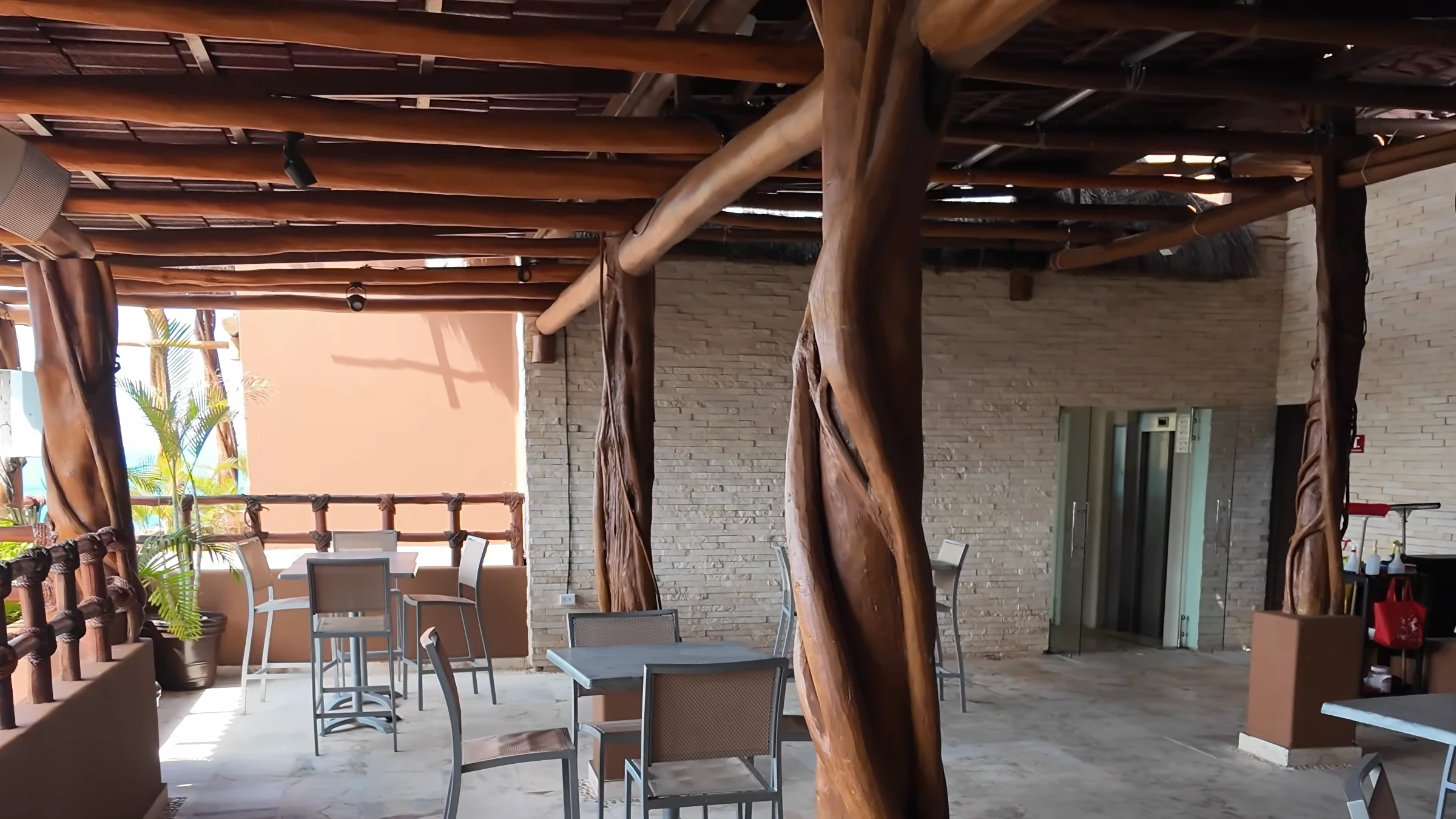 Offene Rooftop-Lounge im Hotel Beló Isla Mujeres