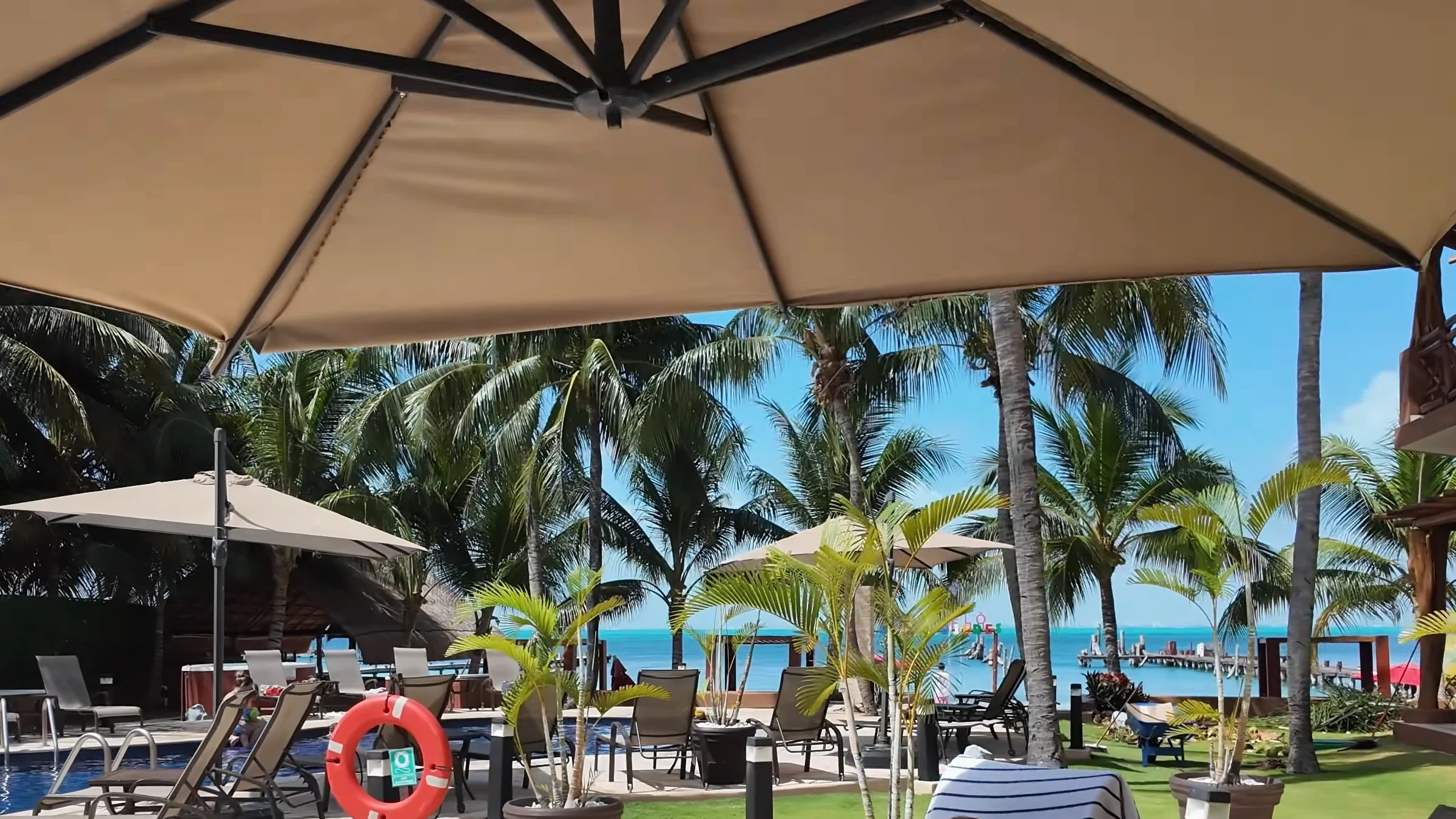 Poolanlage zwischen Palmen im Hotel Beló Isla Mujeres