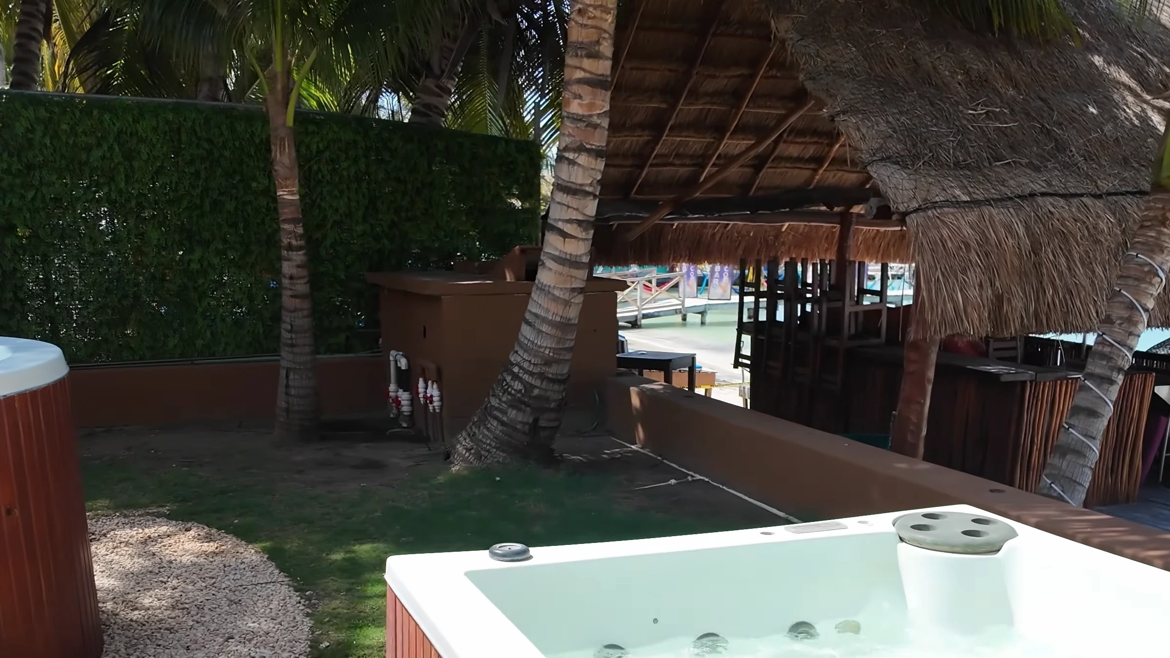 Whirlpool und Poolbar im Garten des Hotel Beló Isla Mujeres