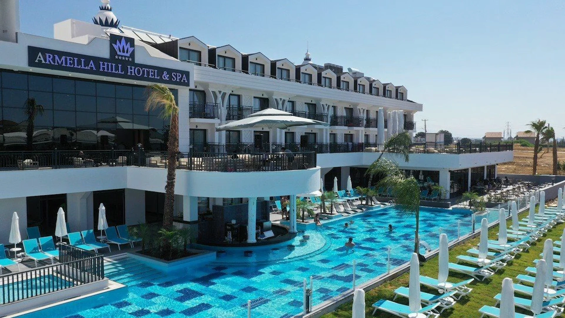 Armella Hill Hotel & Spa: Hotelgebäude mit Pool