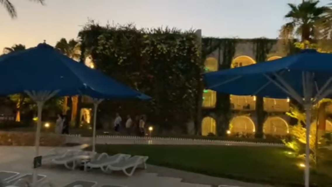 Poollandschaft und Hotelgebäude des Desert Rose Resort