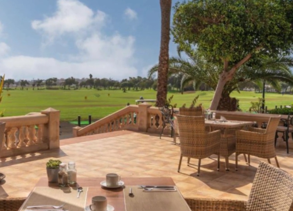 Terrasse mit Blick auf den Golfplatz am Elba Palace Golf & Vital Hotel