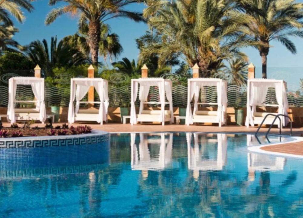 Bali-Liegen am Pool des Elba Palace Golf & Vital Hotel