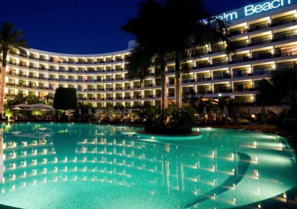Beleuchteter Lagunenpool des Seaside Palm Beach am Abend