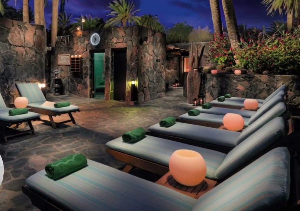Ruheliegen im abendlichen Spa-Garten des Seaside Palm Beach