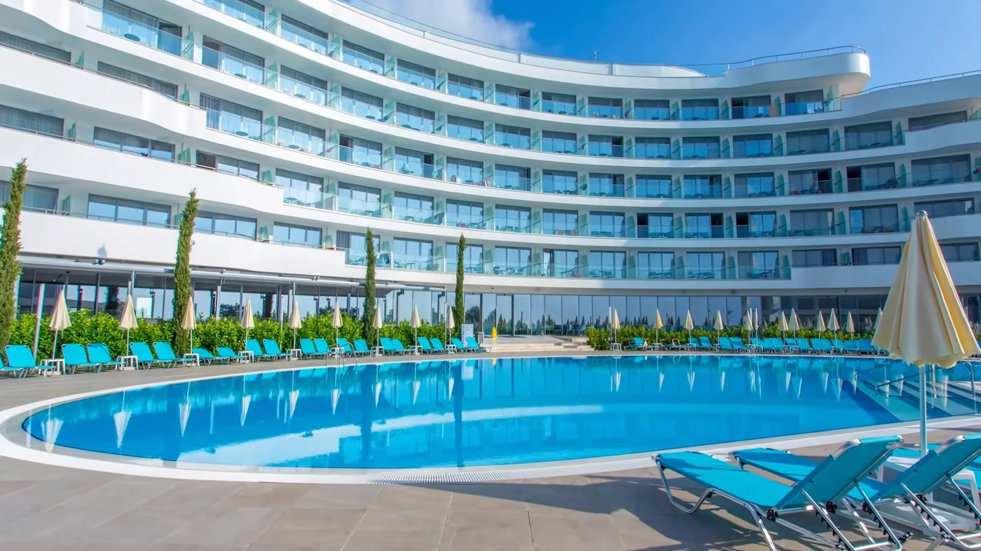 Hotel Astoria: Pool vor dem geschwungenen Hotelgebäude