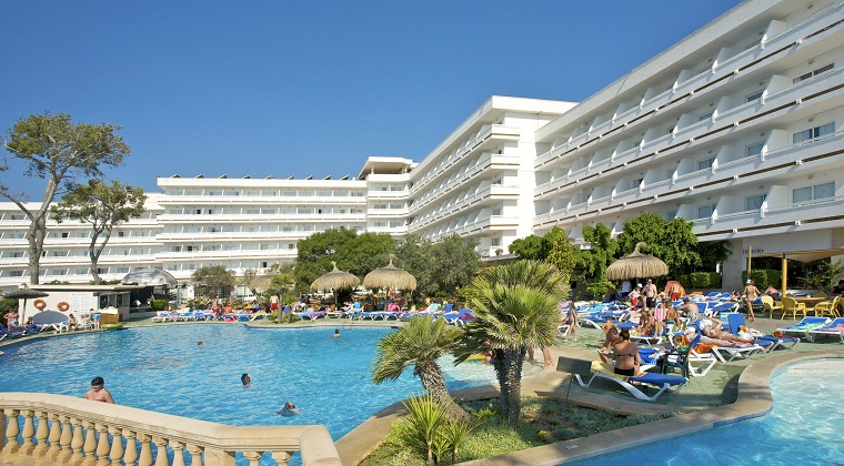 Außenpool und Hotelgebäude des Hotel Condesa an der Playa de Alcúdia