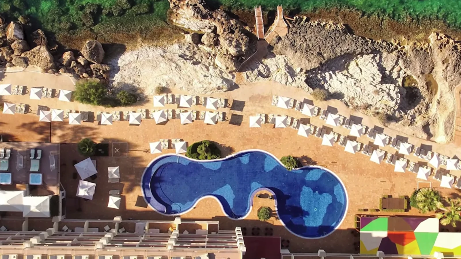 Pool an der Felsküste des Iberostar Selection Jardín del Sol Suites aus der Luft