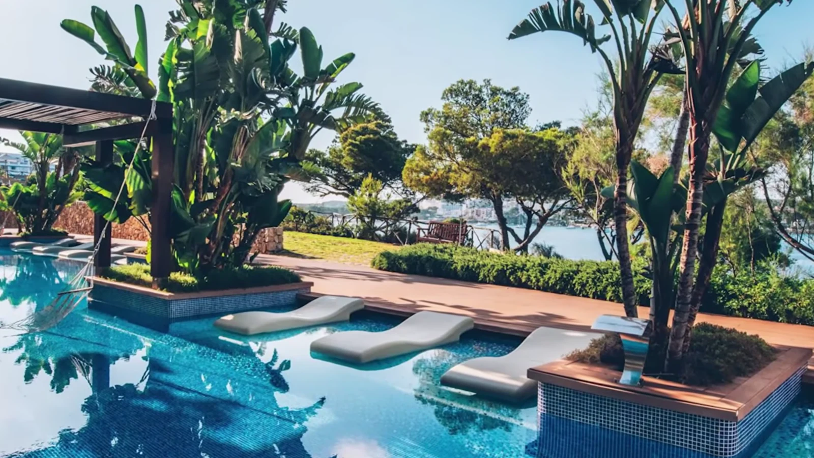 Von Palmen umgebener Pool im Iberostar Selection Jardín del Sol Suites