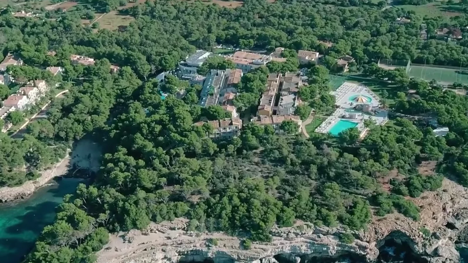 Luftansicht des Iberostar Waves Club Cala Barca zwischen Pinien und Buchten
