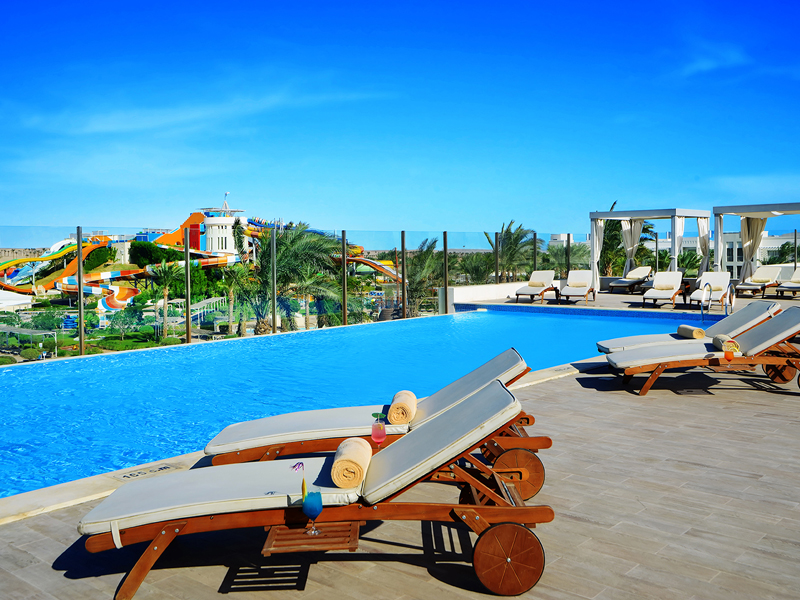 Ruhiger Erwachsenenpool mit Blick auf Makadi Water World im Jaz Aquaviva