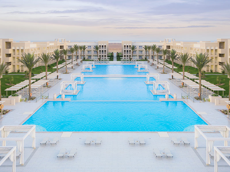 Jaz Aquaviva mit zentraler Poolanlage und Hotelgebäuden am Tag