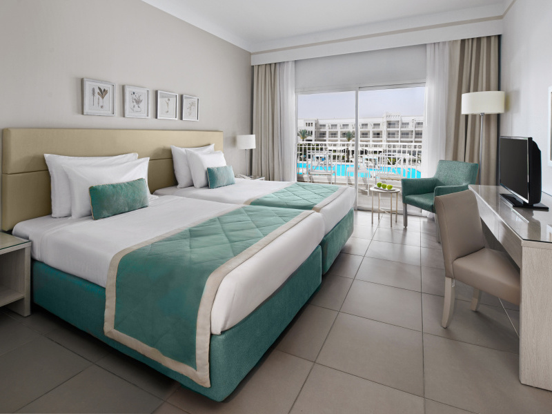 Doppelzimmer mit zwei Betten und Poolblick im Jaz Aquaviva