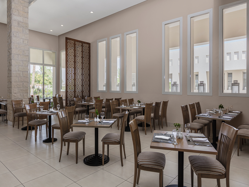 Sitzbereich im Hauptrestaurant Amaraya des Jaz Aquaviva