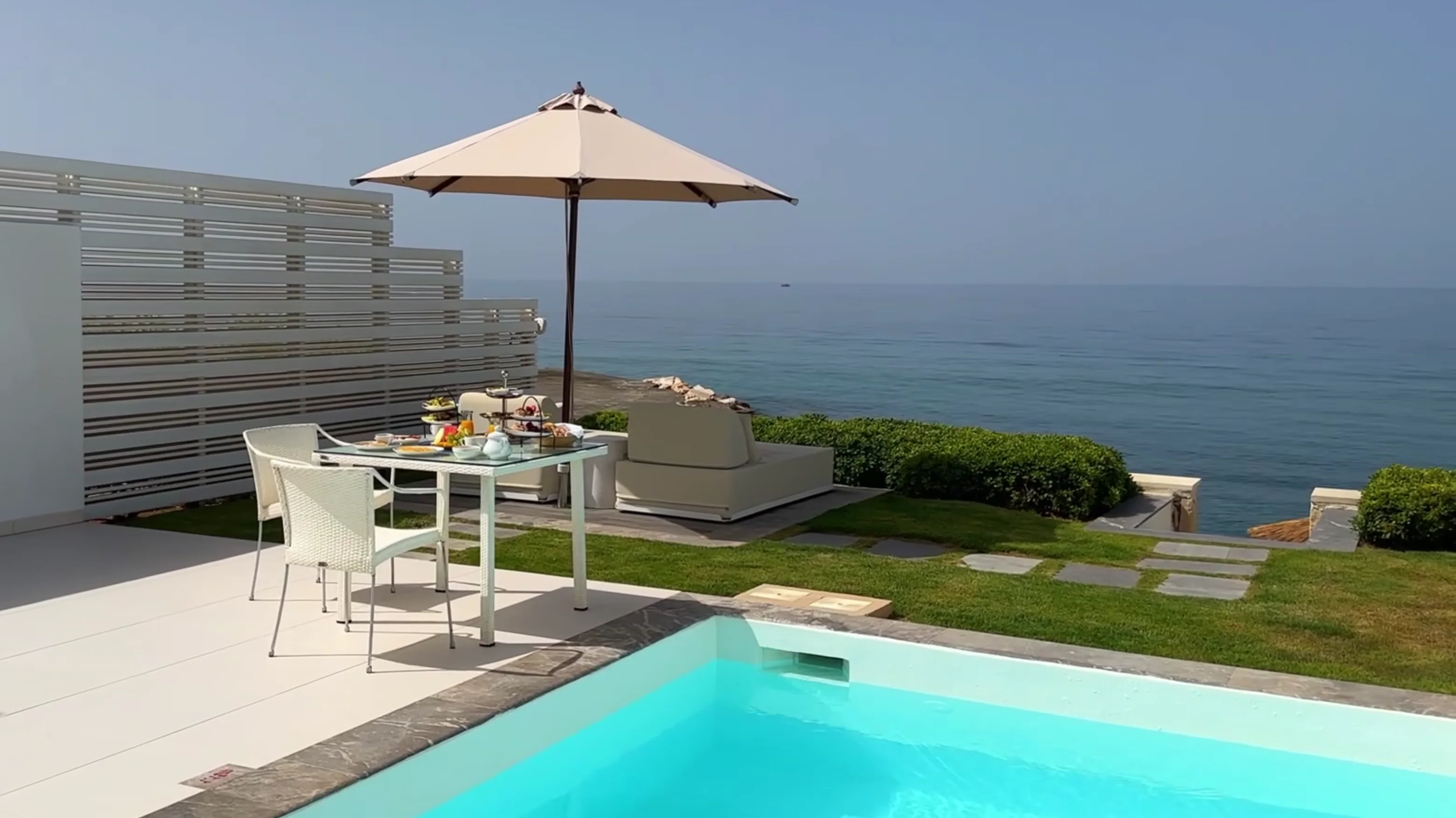 Restaurantterrasse am Meer im Grecotel LUXME White Palace