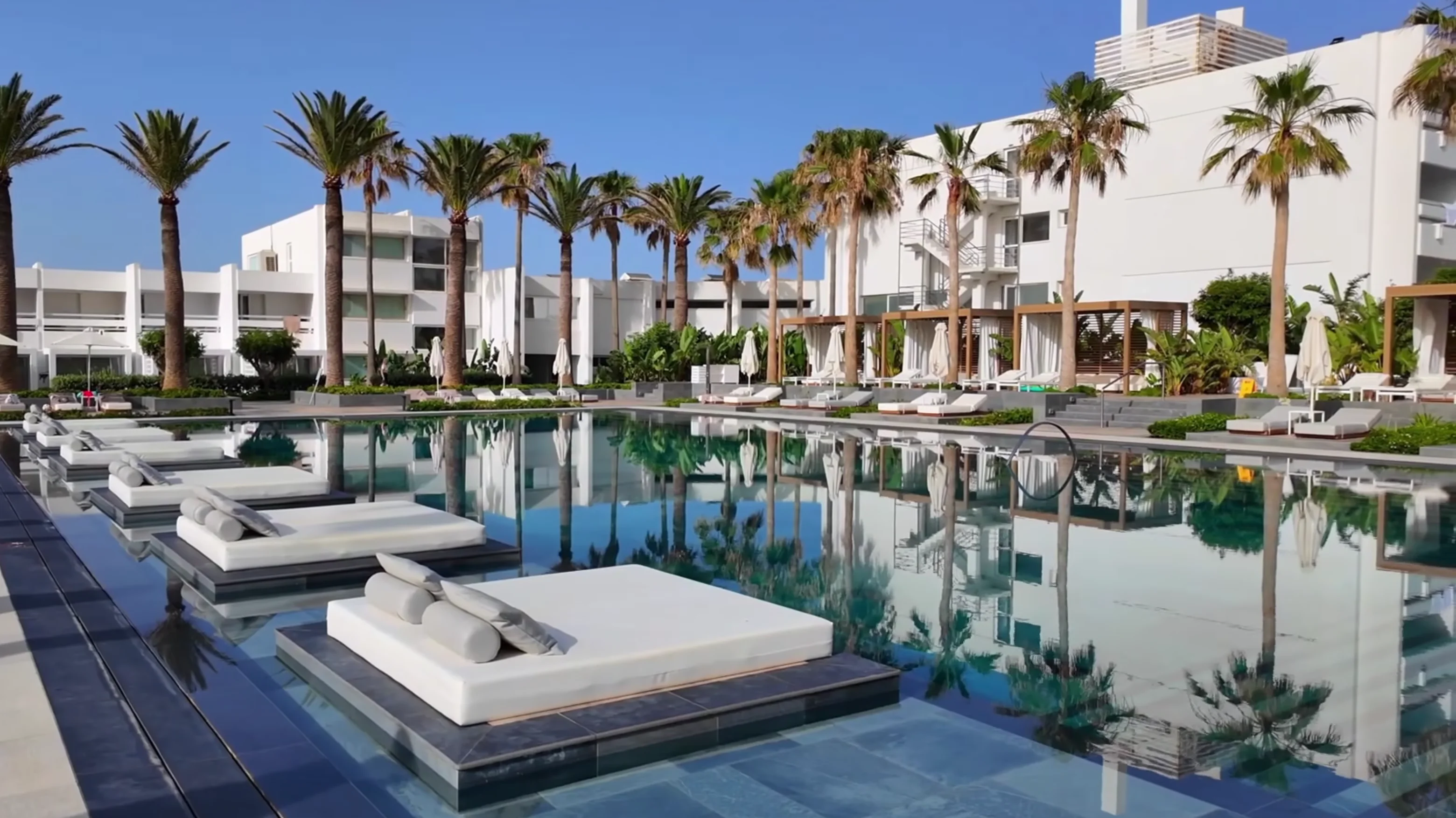 Gärten und Pool im Grecotel LUXME White Palace