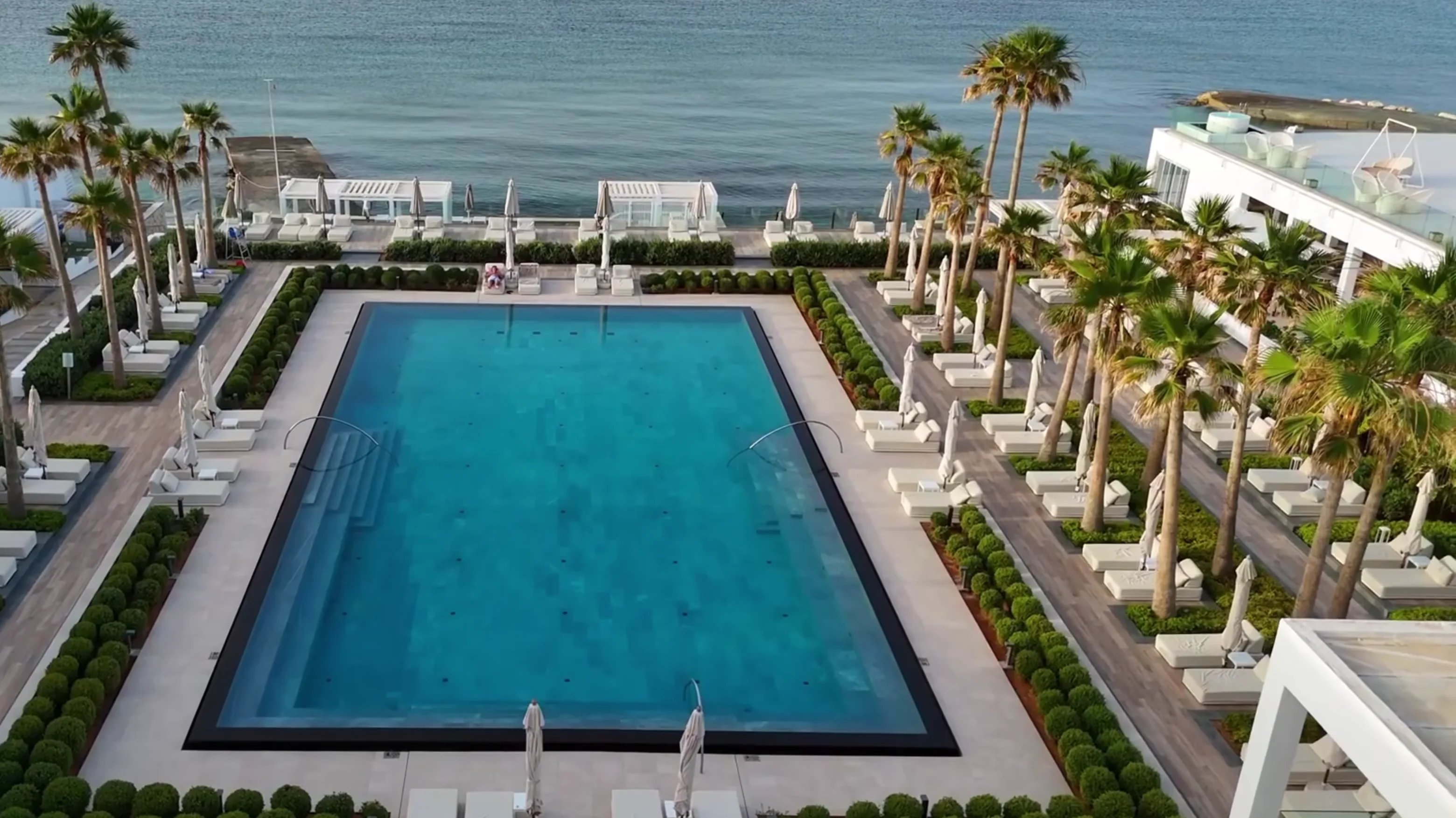 Pool und Meer im Grecotel LUXME White Palace