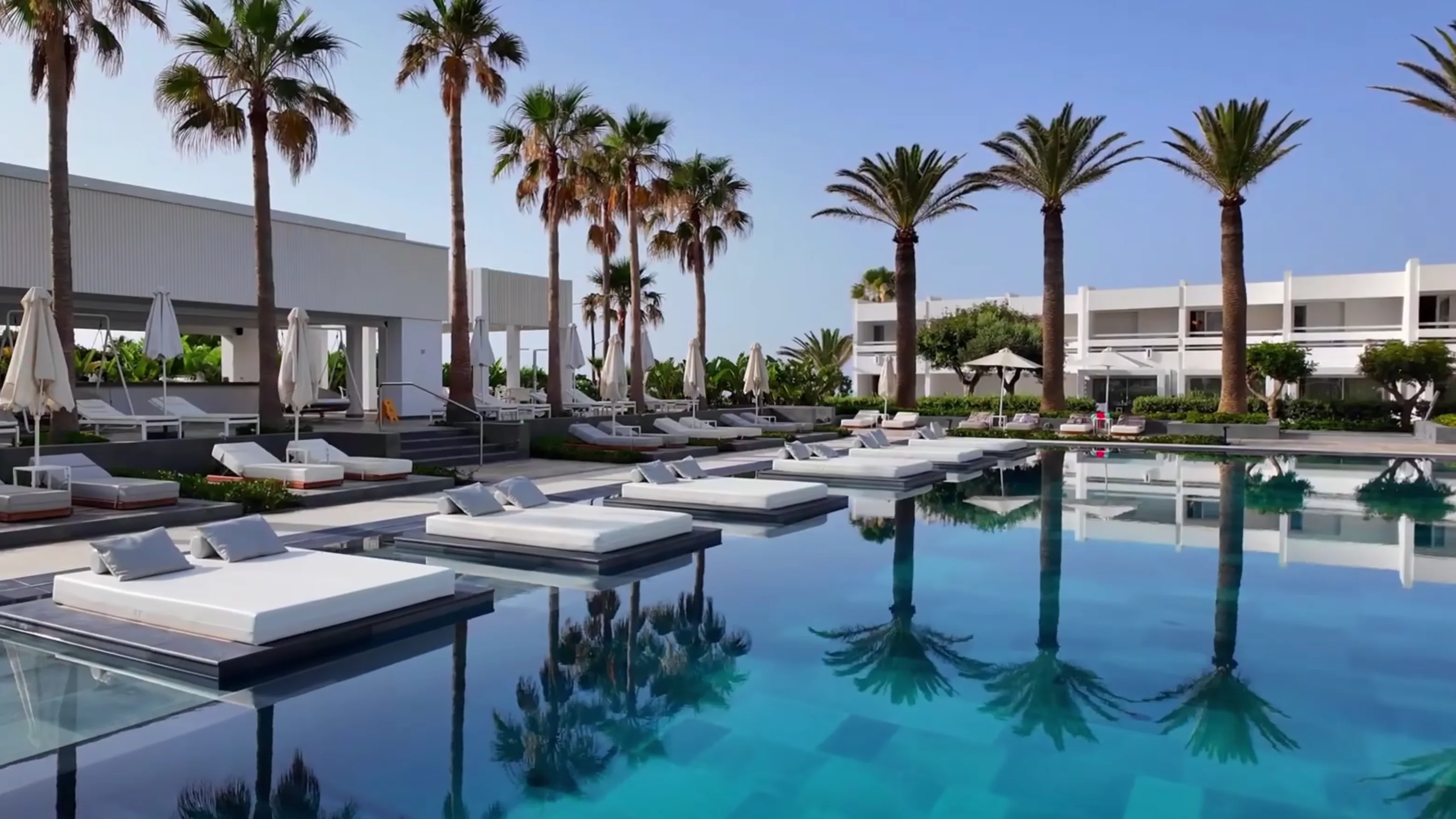 Poollandschaft im Grecotel LUXME White Palace