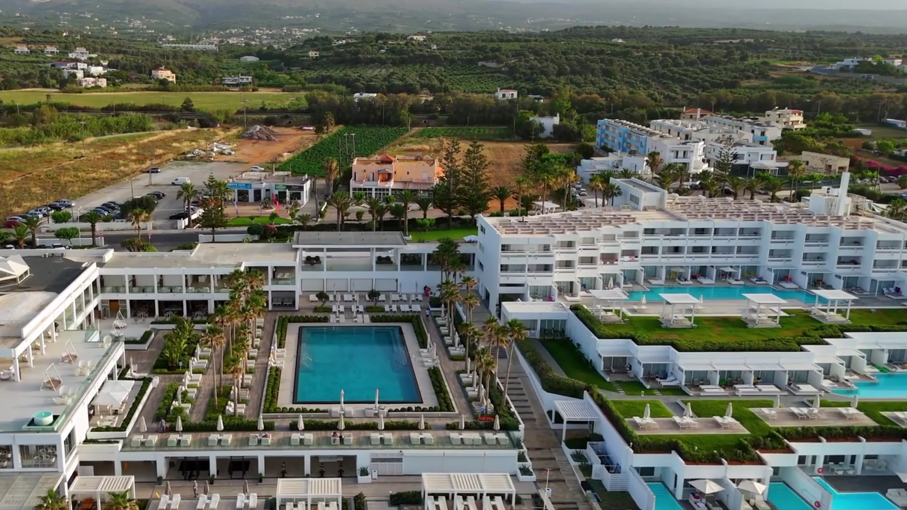 Poolterrasse im Grecotel LUXME White Palace