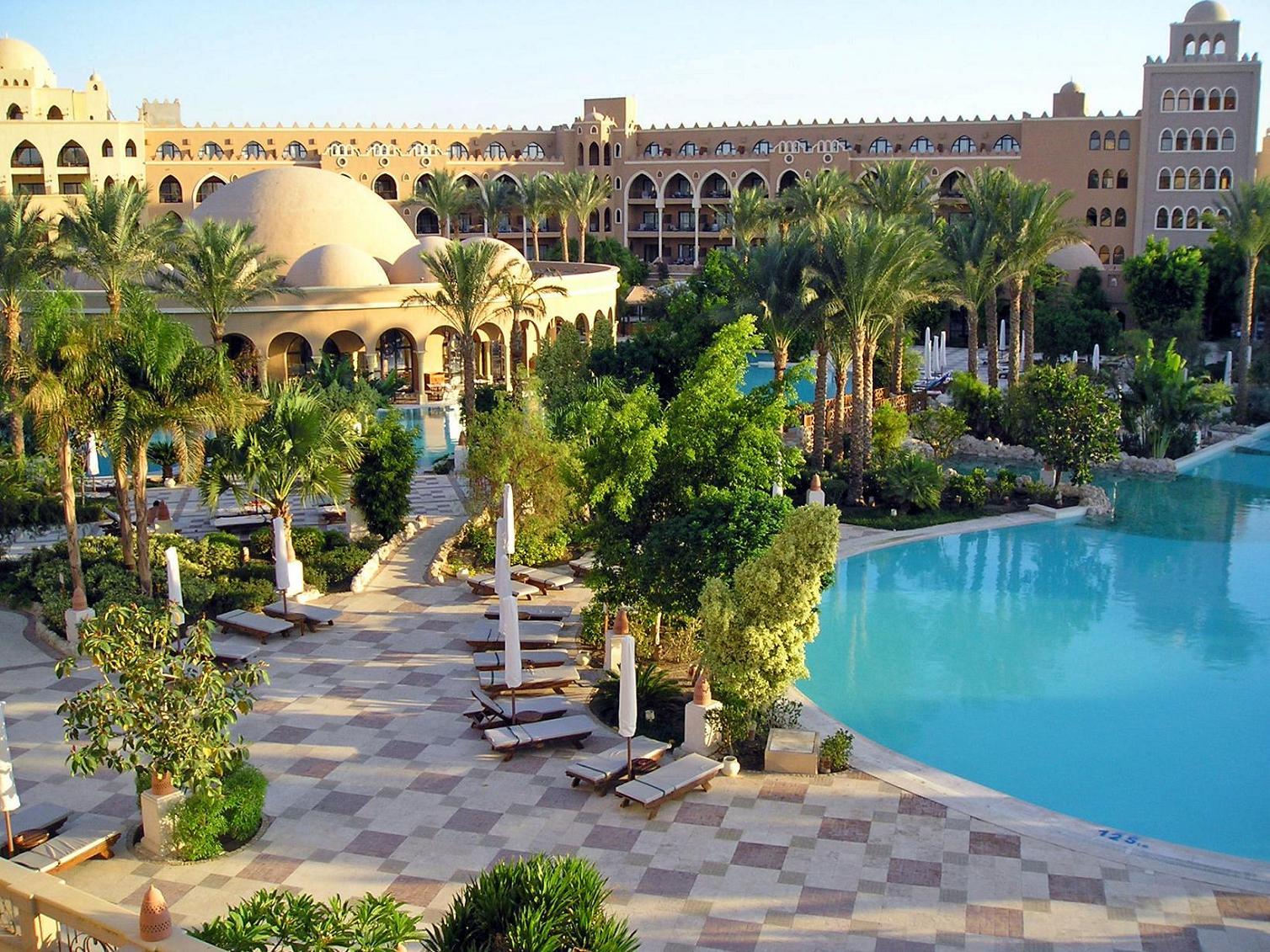 Hotelanlage und Poolbereiche des Makadi Palace in Makadi Bay