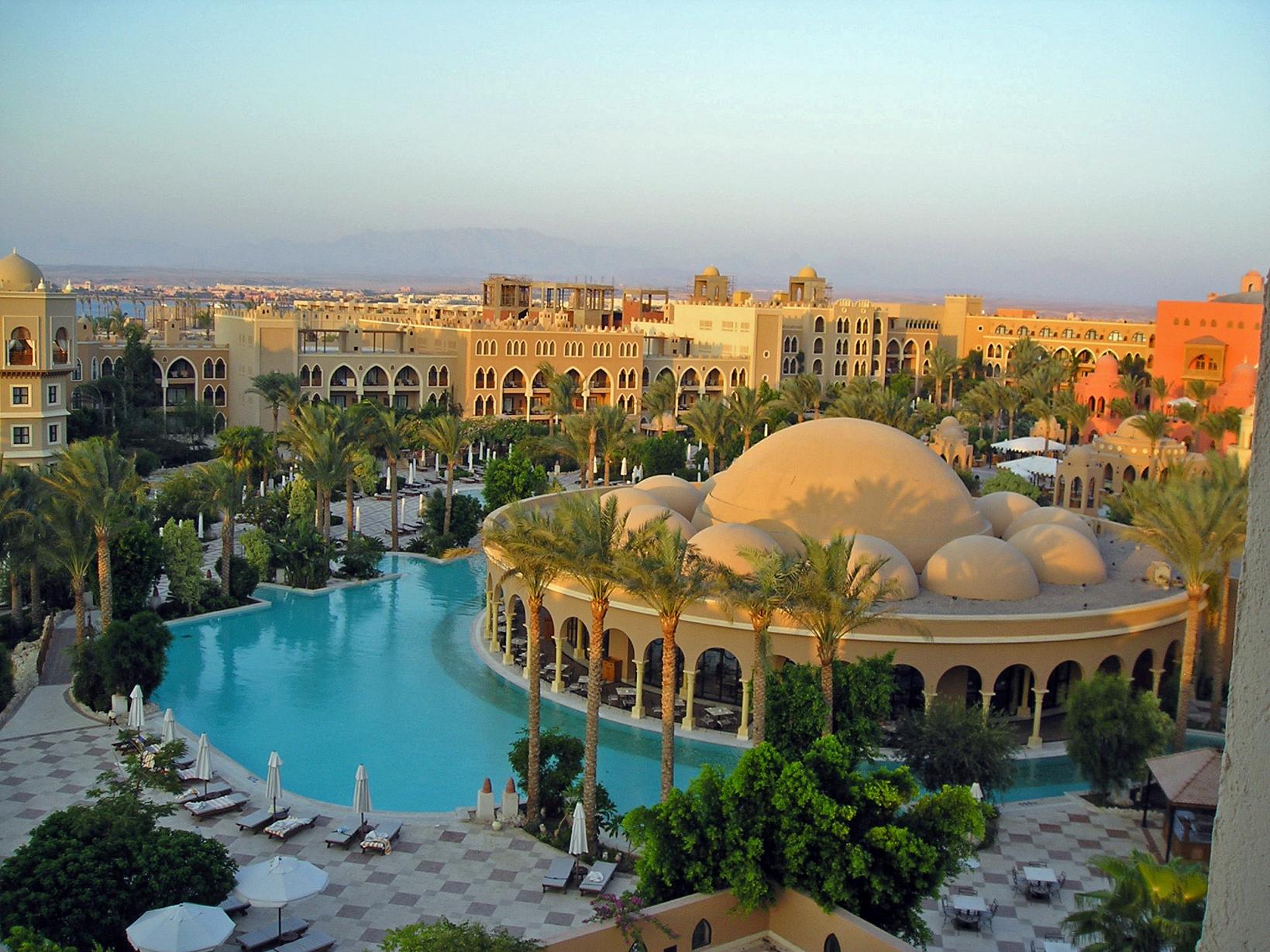 Architektur, Palmen und Poollandschaft im Makadi Palace