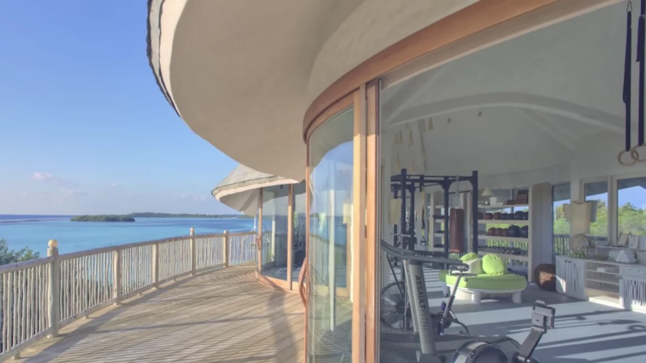 Fitnessbereich des OKU Bodrum mit Blick nach draußen