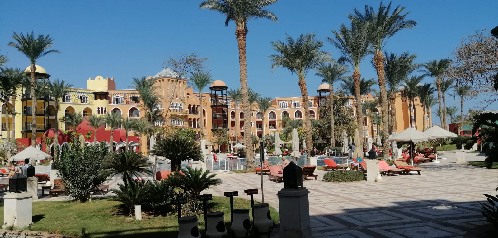 Poolbereich und Hotelgebäude des The Grand Resort Hurghada