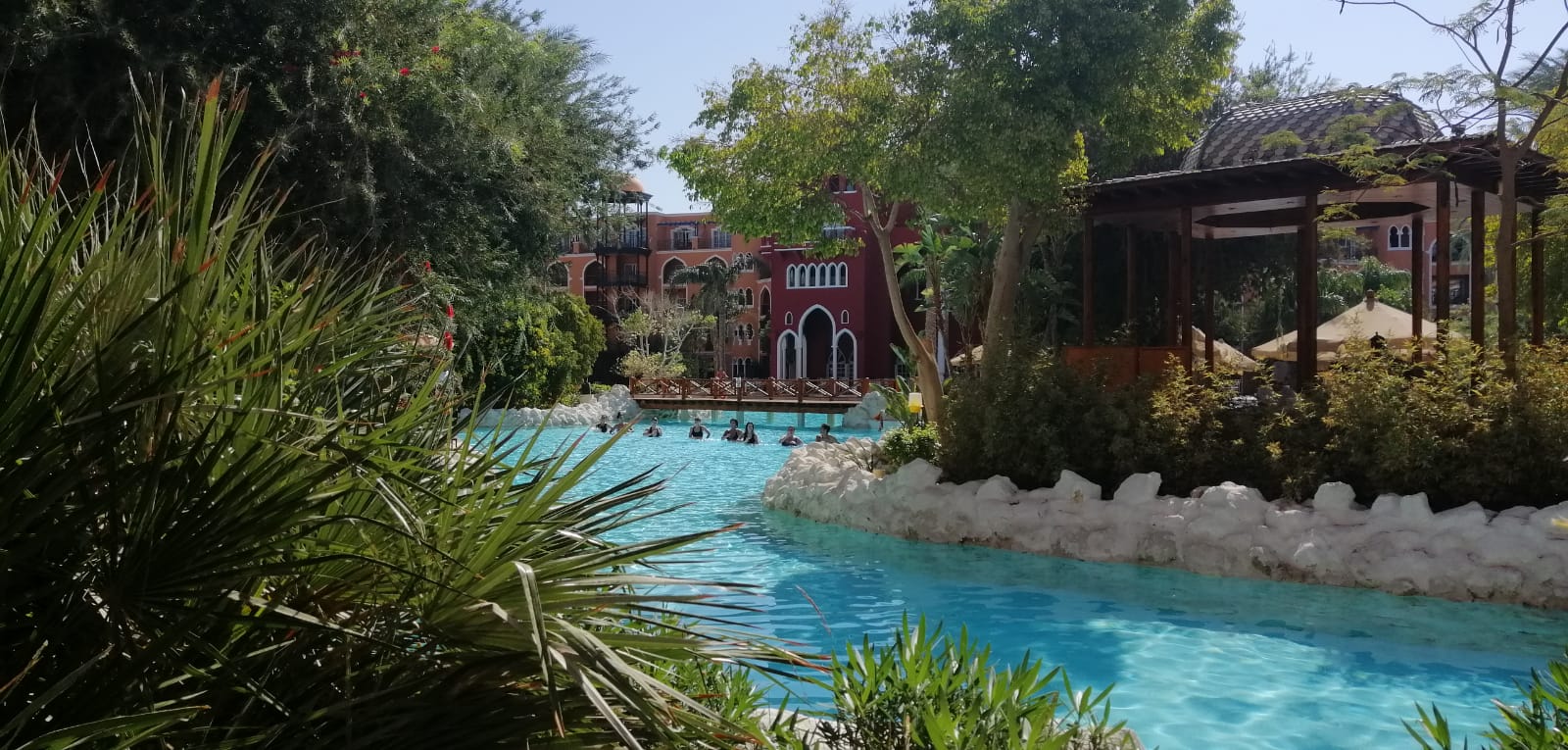 Geschwungener Pool in der Gartenanlage des The Grand Resort Hurghada