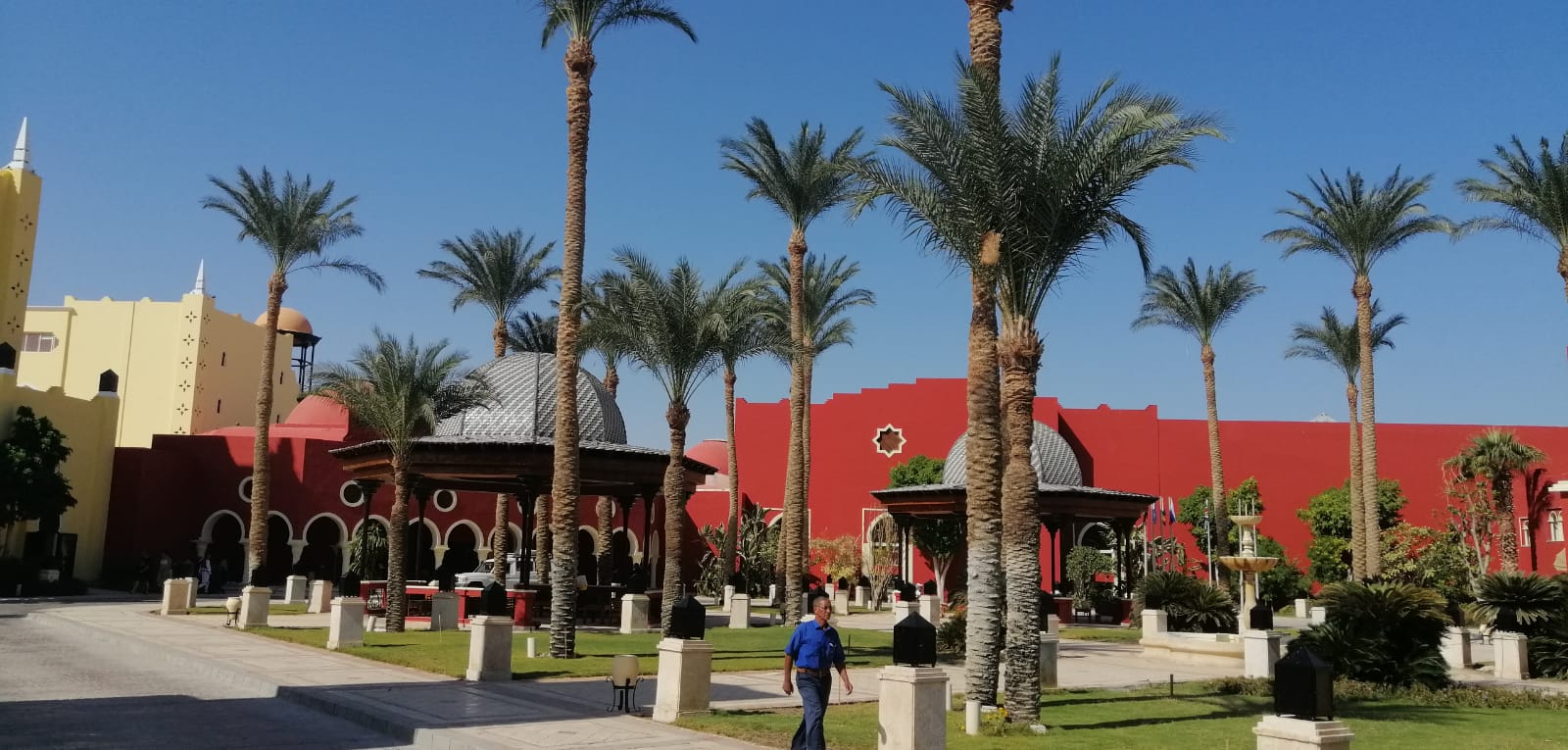 Rote Fassade und Palmenhof im The Grand Resort Hurghada