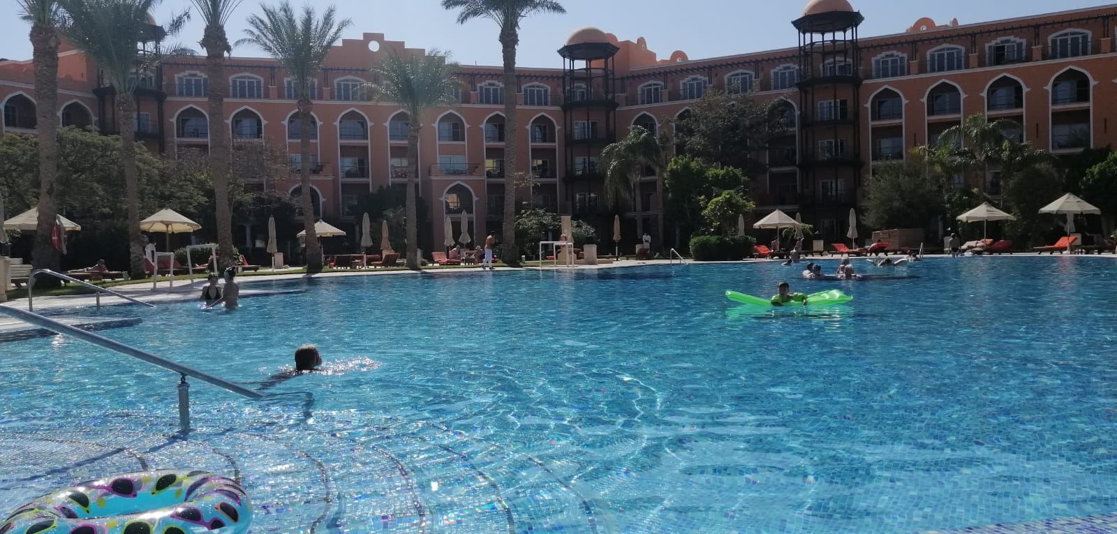 Großer Swimmingpool vor Hotelgebäuden des The Grand Resort Hurghada