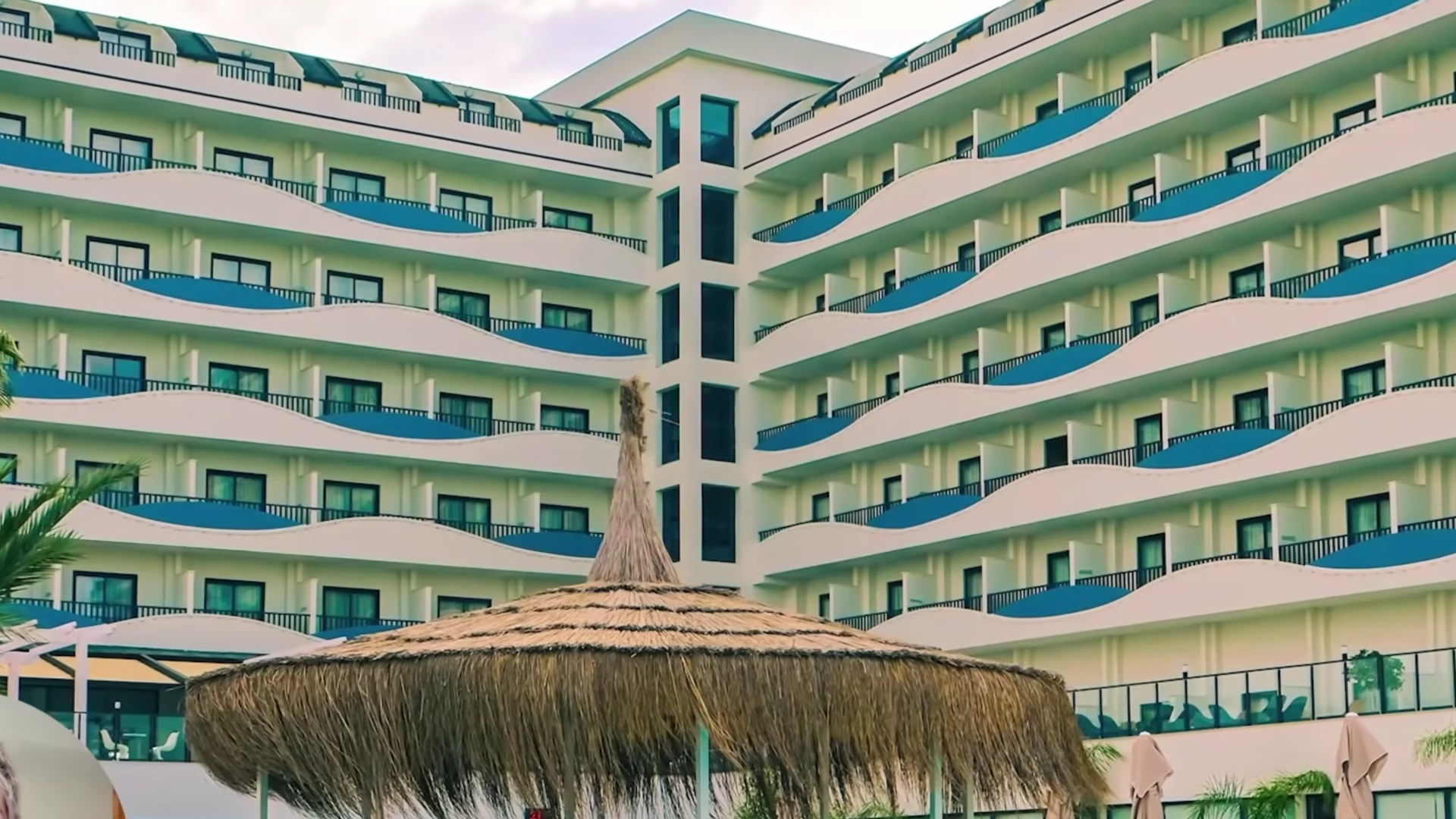 Dream Water World an der Türkischen Riviera – Hotelgebäude und Pool