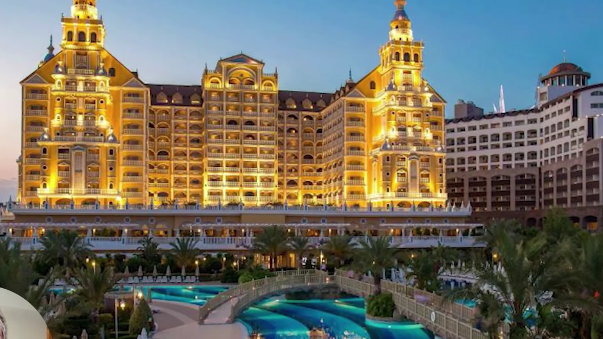 Royal Holiday Palace an der Türkischen Riviera – Hotelgebäude am Abend