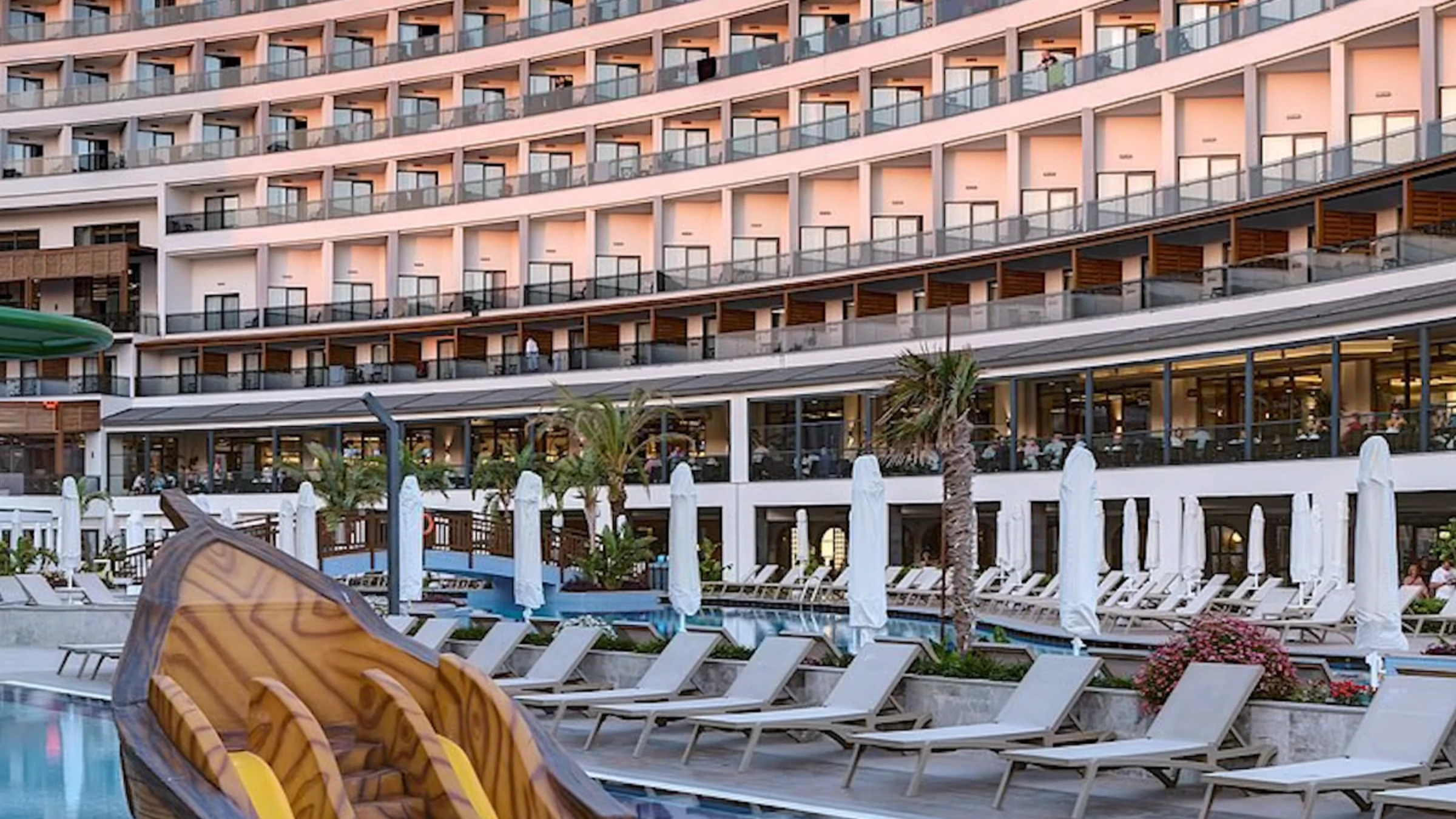 Hotelgebäude und Poolbereich im Seaden Quality Resort & Spa
