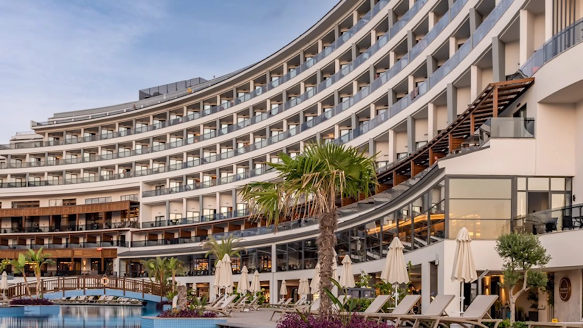 Geschwungene Hotelfassade im Seaden Quality Resort & Spa