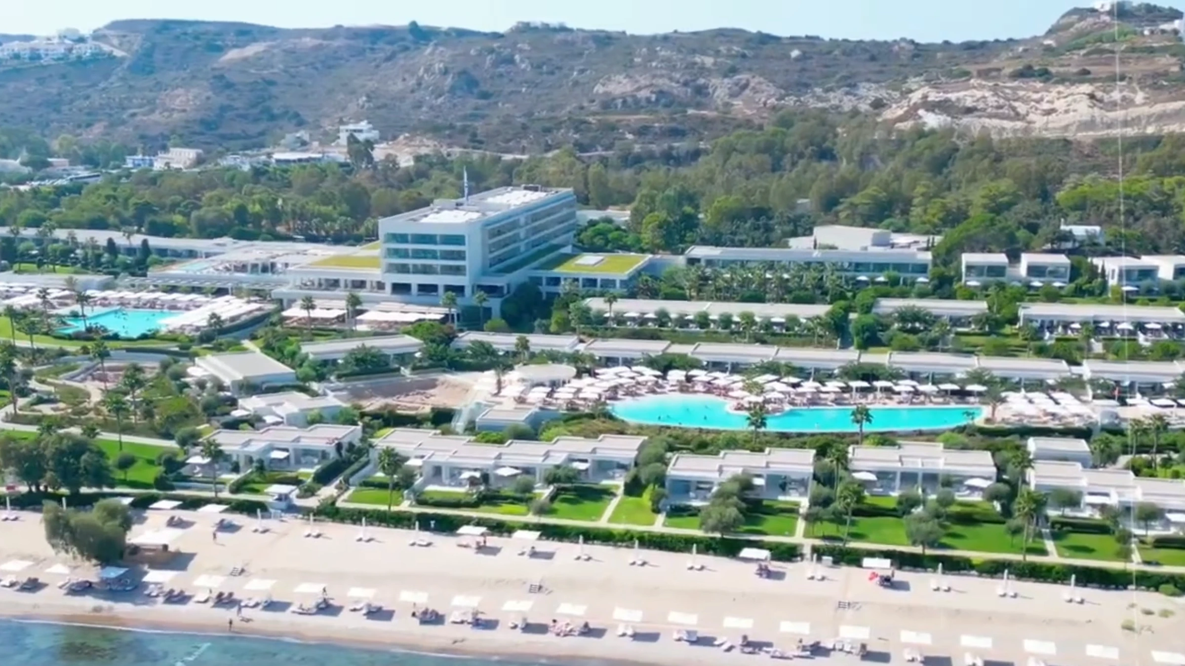 Ikos Aria mit Pools, Garten und Strand aus der Luft