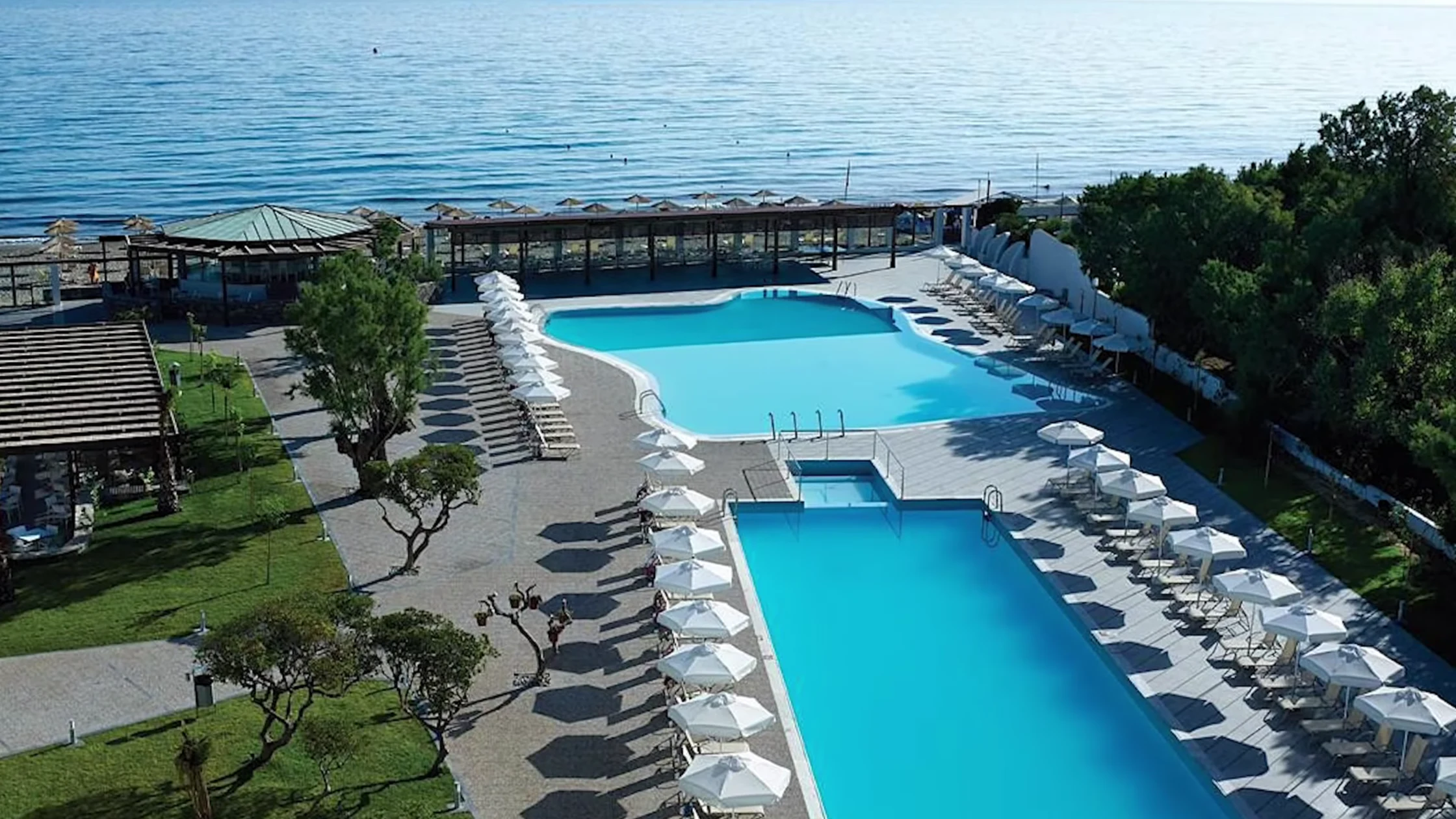hauptpool und strand im Atlantica Akti Zeus