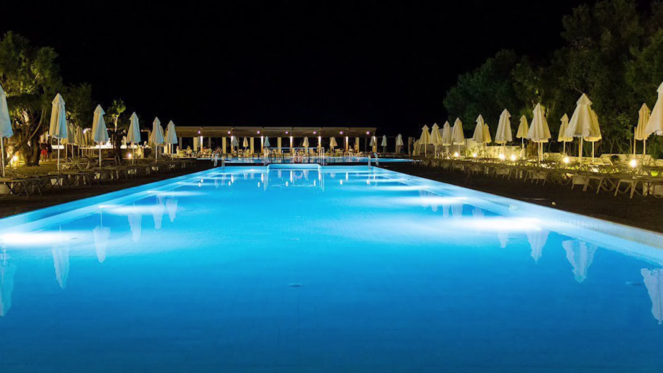 pool am abend im Atlantica Akti Zeus